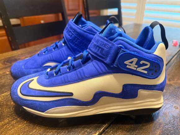 Athletic_Shoes